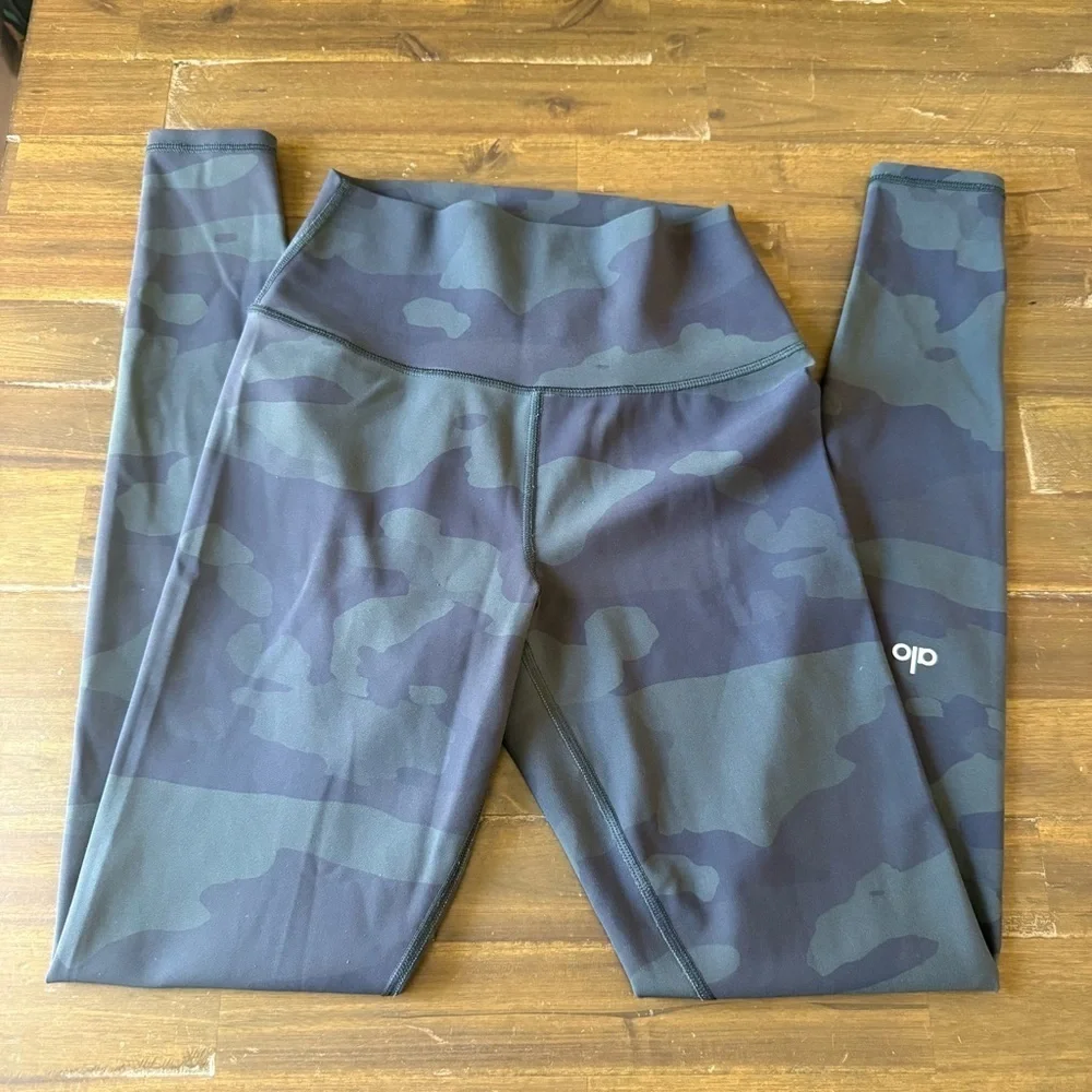 AloCamo High-Waisted Leggings